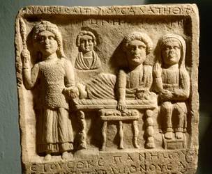 Romeins bas-reliëf met een begrafenismaal uit de oude stad Trimontium, nu Plovdiv, Bulgarije