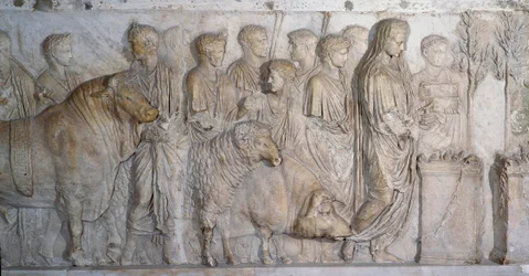 Romeinse antieke kunst: offer aan de god Mars, suovetaurilia, rond 15-16 na Chr. Marmeren sculptuur, Romeinse Rijk (27 v. Chr.-235 na Chr.), van de vindplaats Champ-de-Mars (in Rome). Parijs, Musée du Louvre