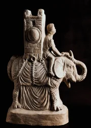 Romeinse kunst: terracotta vaas in de vorm van een olifant. Periode van de Punische Oorlogen. Oorlogsolifant. Romeinse terracotta vaas uit de periode van de Punische Oorlogen. Napels, Nationaal Archeologisch Museum, Italië