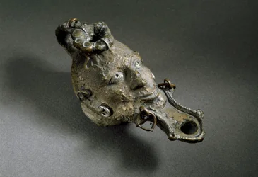 Romeinse kunst: bronzen olielamp in de vorm van een gezicht