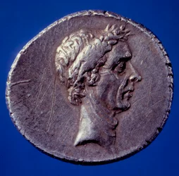 Romeinse kunst: munt met de beeltenis van Julius Caesar (100-44 v.Chr.)