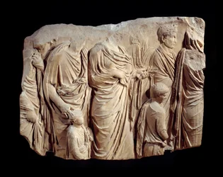 Romeinse kunst: fragment van architectonisch reliëf in marmer van de processie van de Ara Pacis Augustae (altaar van de vrede): processie, tijdens een offer, van figuren in toga en kinderen. Rond 13-9 v.Chr. Gevonden in Rome (Champ de Mars Palais Fiano)