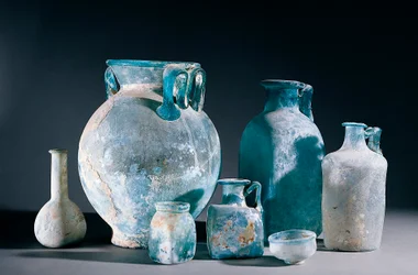 Romeinse kunst: glazen vazen en kruiken. Uit Pompeii. 1e eeuw na Christus. Napels, Museo Archeologico Nazionale