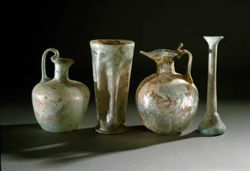 Romeinse kunst: kruiken, kannen en glazen vazen uit Pompeii. 1e eeuw Museo Archeologico Nazionale, Napels