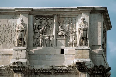 Romeinse kunst: laag marmeren reliëf met de verdeling van subsidies onder het volk (links) en de overgave van een barbaarse leider (rechts). 312-315 n.Chr. Boog van Constantijn, Rome