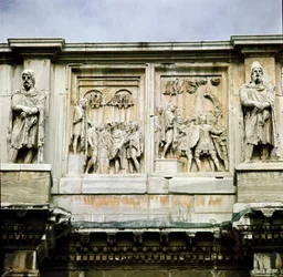 Romeinse kunst: laag marmeren reliëf met de verdeling van subsidies aan het volk (links) en de overgave van een barbaarse leider (rechts). 312-315 n.Chr. Boog van Constantijn, Rome