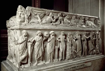 Romeinse kunst: marmeren sarcofaag versierd met de Muzen en een banketscène. Uit Ostia. 120-130 n.Chr.
