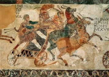 Romeinse kunst: mozaïek met een man op een door vier paarden getrokken wagen, een quadriga, tijdens een race in een circus, ca. 4e eeuw