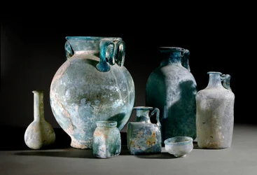 Romeinse kunst: potten, karaffen, bekers, vazen en glazen bekers uit Pompeii
