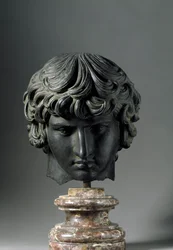 Romeinse kunst: afbeelding van Antinoüs (of Antinoo, ca. 110-130), jonge man en geliefde van keizer Hadrianus. Bronzen sculptuur. Florence, Museo Archeologico