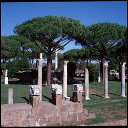 Romeinse kunst: uitzicht op de ruïnes van de Tempel van Ceres, archeologische site van Ostia