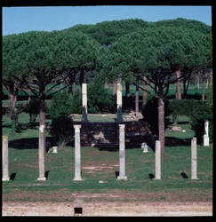 Romeinse kunst: uitzicht op de ruïnes van de Tempel van Ceres, archeologische site van Ostia