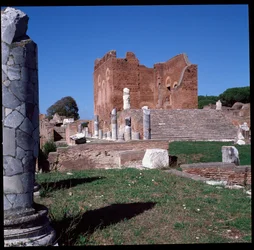 Romeinse kunst: uitzicht op de ruïnes van het capitool, archeologische site van Ostia