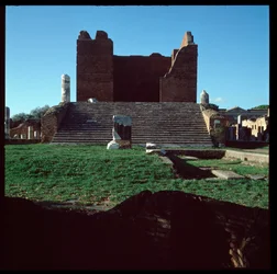 Romeinse kunst: uitzicht op de ruïnes van het Capitool, archeologische site van Ostia