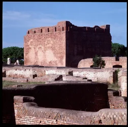 Romeinse kunst: uitzicht op de ruïnes van het capitool, archeologische site van Ostia