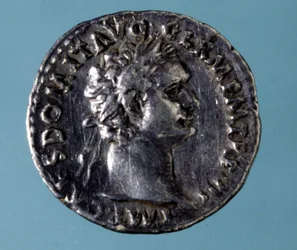 Zilveren munt met de beeltenis van de Romeinse keizer Domitianus (51-96). Collectie van de Medagliere van Milaan