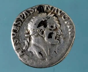 Zilveren munt met de beeltenis van de Romeinse keizer Vespasianus (9 - 79).