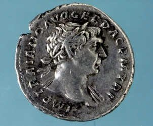 Zilveren munt met de beeltenis van de Romeinse keizer Trajanus (53 - 117). Collectie van het medagliere van Milaan.