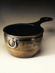 Braadpan met vertinde binnenkant, van Dowalton Loch Crannog, Wigtownshire