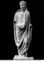 Standbeeld van keizer Augustus in priesterlijke gewaden