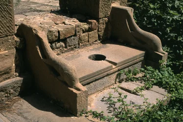 Dolfijn armest openbaar toilet van het forum; Hoge Keizerlijke Periode (27 v.Chr.-395 n.Chr.)