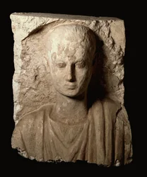 Fragment van een monument met het bovenlichaam van een jonge jongen, Koptische Periode, ca. 300 AD