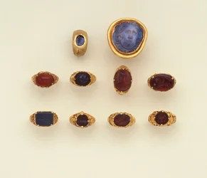 Een Romeinse gouden en chalcedoon intaglio ring, een grote Romeinse blauw-grijze chalcedoon Medusa hoofd camee en een selectie van ringen, twee ringen in de Seltsjoekse stijl
