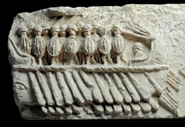 Bireme met gewapende soldaten (laag reliëf)