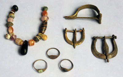 Ringen, gespen en fibulae, Masada (gemengde media)