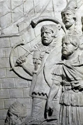 Romeinse kunst: Romeinse krijgers tijdens de eerste oorlog in Dacië. Gietvorm van 1862 die de bas-reliëfs van de zuil van Trajanus (Colonna Traiana) in Rome reproduceert, gebouwd tijdens het bewind van keizer Trajanus (53-117). De Trajanus-zuil herdenkt de