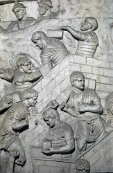 Romeinse kunst: bouw van een fort in het Romeinse kamp. Mal van 1862 die de bas-reliëfs van de zuil van Trajanus reproduceert in Rome gebouwd tijdens het bewind van keizer Trajanus (53-117)