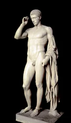Romeinse kunst: marmeren sculptuur van Marcus Claudius Marcellus (42-23 v.Chr.), neef van Augustus, gemaakt door Kleomenes de Athener, rond 20 v.Chr., afmetingen 190 cm - Parijs, Musée du Louvre - funeraire erebeeld van Marcellus (42-23 v.Chr.), neef en