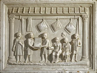 Romeinse kunst: mal die een stof en wandtapijten voorstelt. Van een origineel uit de 2e eeuw na Christus (laag reliëf)