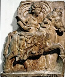 Romeinse kunst: de godin Epona, een godheid van Gallische oorsprong, beschermster van ruiters en reizigers. Kalkstenen stele gevonden in Gannat (Allier), Auvergne. Saint-Germain-en-Laye. Museum van Nationale Oudheden