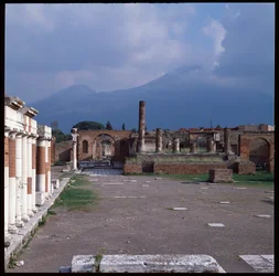 Romeinse kunst: uitzicht op het forum, archeologische site van Pompeii (1e eeuw v.Chr.-1e eeuw n.Chr.) Italië