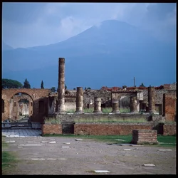 Romeinse kunst: uitzicht op het forum, archeologische site van Pompeii (1e eeuw v.Chr.-1e eeuw n.Chr.) Italië