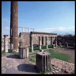 Romeinse kunst: uitzicht op de tempel van Apollo op de archeologische site van Pompeii (4e eeuw v.Chr.-2e eeuw v.Chr.) Italië