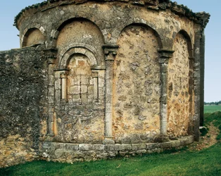 Apsis gezien van buiten, Kerk van St. Michael (Parroquia católica de san Miguel Arcángel) in Valdenebro, Soria, Castilië en León, Spanje, eind 12e - begin 13e eeuw (foto)