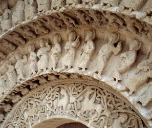 Detail van beeldhouwwerken van het zuidportaal