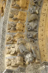 Detail van het gebeeldhouwde gewelf van de gevel van de kathedraal Saint Marie, Oloron Sainte Marie (Atlantische Pyreneeën)
