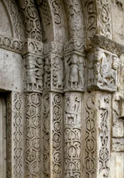 Detail van de gevel rechterzijde van de poort van de Basiliek, begin 12e eeuw