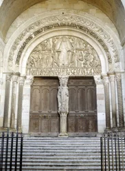 Portaal van de kathedraal Saint-Lazare (het gebeeldhouwde timpaan toont het Laatste Oordeel), Autun