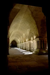 Romaans architectuur: galerij van het klooster van de Cisterciënzer abdij van Fontenay, Bourgondië
