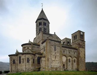 Romaanse kunst: zicht op de kerk van Saint-Nectaire