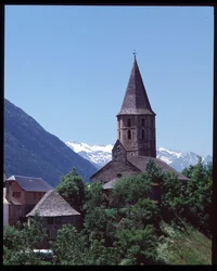 Uitzicht op romaanse kerk