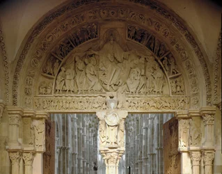 Zicht op het centrale timpaan dat de missie van de apostelen voorstelt. Basiliek van Sainte Marie Madeleine, Vezelay, Yonne