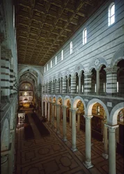 Uitzicht op het centrale schip van de kathedraal (Duomo di Santa Maria Assunta di Pisa)