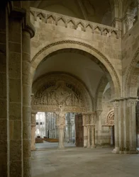 Uitzicht op de nartex en centraal timpaan dat de missie van de apostelen voorstelt. Basiliek van Santa Maria Magdalena (Sainte Marie Madeleine (1096-1106), Vezelay, Yonne