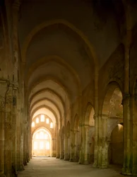 Uitzicht op het schip van de kerk van de cisterciënzer abdij gesticht in de 12e eeuw