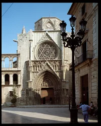 Uitzicht op het apostelportaal, kathedraal van Valencia, 14e eeuw, Spanje